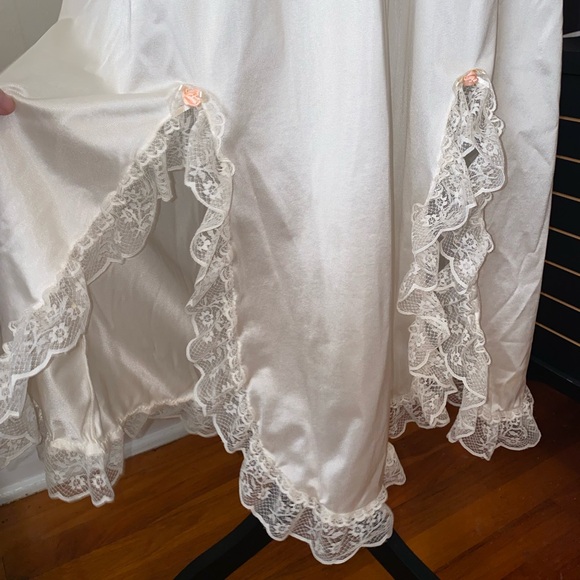 1980’s Joan Collins Vintage Lace Trimmed Nightgown - Picture 6 of 11
